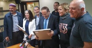 שר התקשורת מעניק את הרישיונות. צילום דוברות