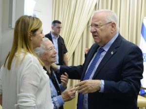 הנשיא עם אחותו ובתו של יצחק רבין ז"ל. צילום: מארק נוימן/לע"מ