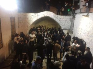 ביקור ישראלים בקבר יוסף, הלילה.