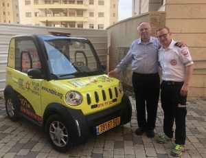החובש, החולה והבימבולנס. צילום: דוברות מד"א