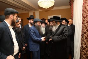 הרב יאשיהו פינטו מקבל אורחים בישיבתו