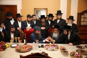 רבנים ואישים חשובים מגיעים לברך את הרב יאשיהו פינטו