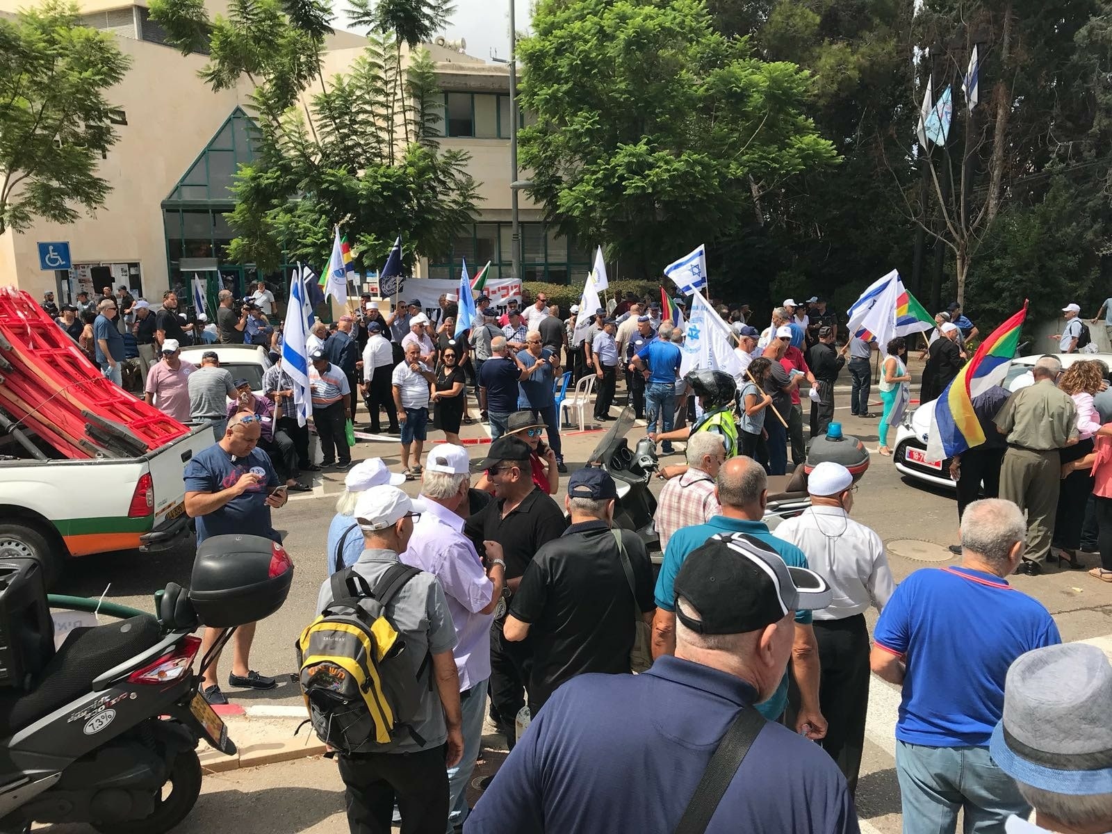 600 גמלאים בחיפה הגיעו להזדהות עם שובתי הרעב בחיפה