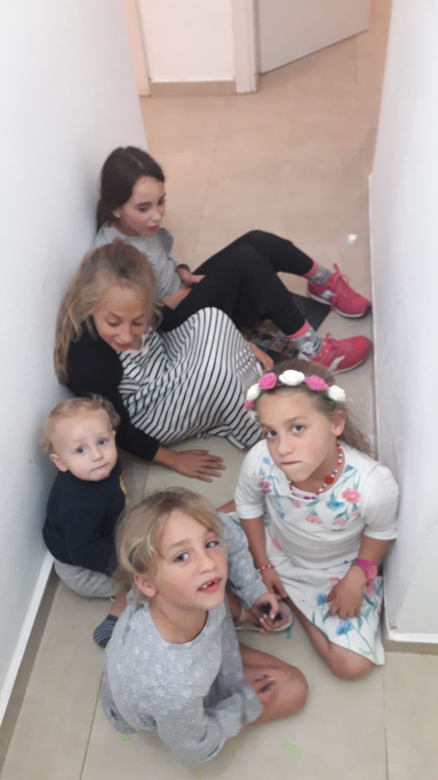 ילדי משפחת ממן ביישוב מעון תופסים מחסה. קרדיט דוברות הר חברון