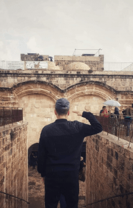 מוסלמי מצדיע בניצחון אחרי הפתיחה