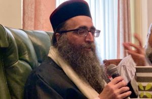 האדמו"ר הרב יאשיהו פינטו בעת דרשה ולימוד תורה