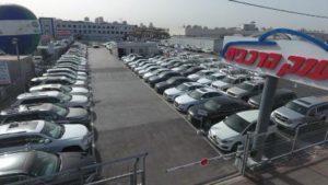 ענק הרכבים, ממוקם בראשון לציון
